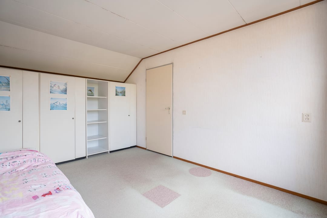 Spacious Semi-Detached Bungalow with Five Bedrooms and Garage in Child-Friendly Neighborhood — 30