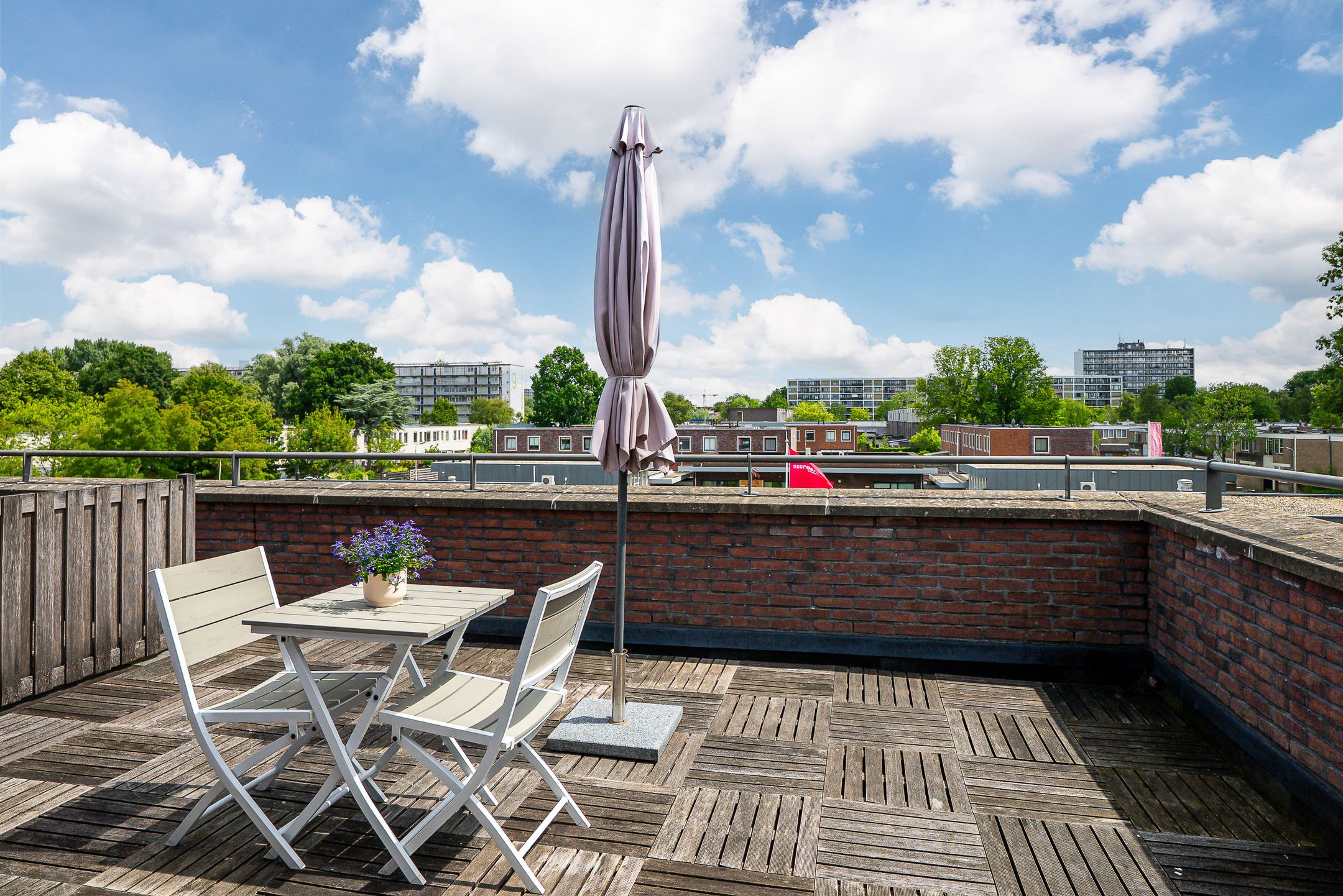 Spacious Semi-Detached Home with Garage and Roof Terrace — 29