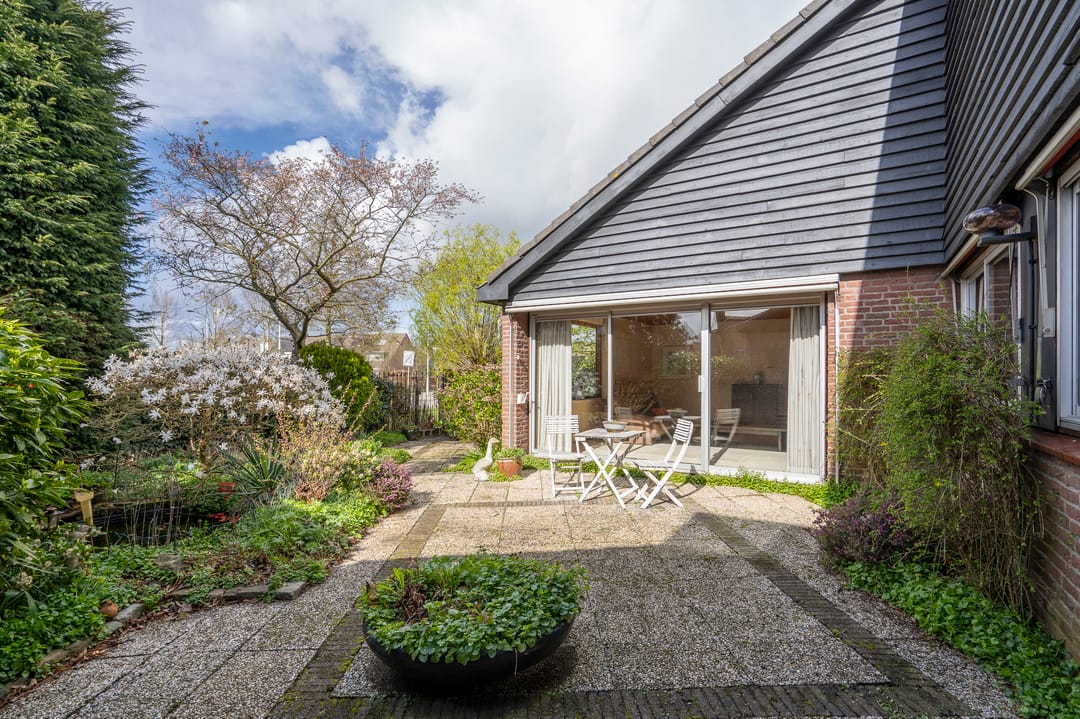 Spacious Semi-Detached Bungalow with Five Bedrooms and Garage in Child-Friendly Neighborhood — 36
