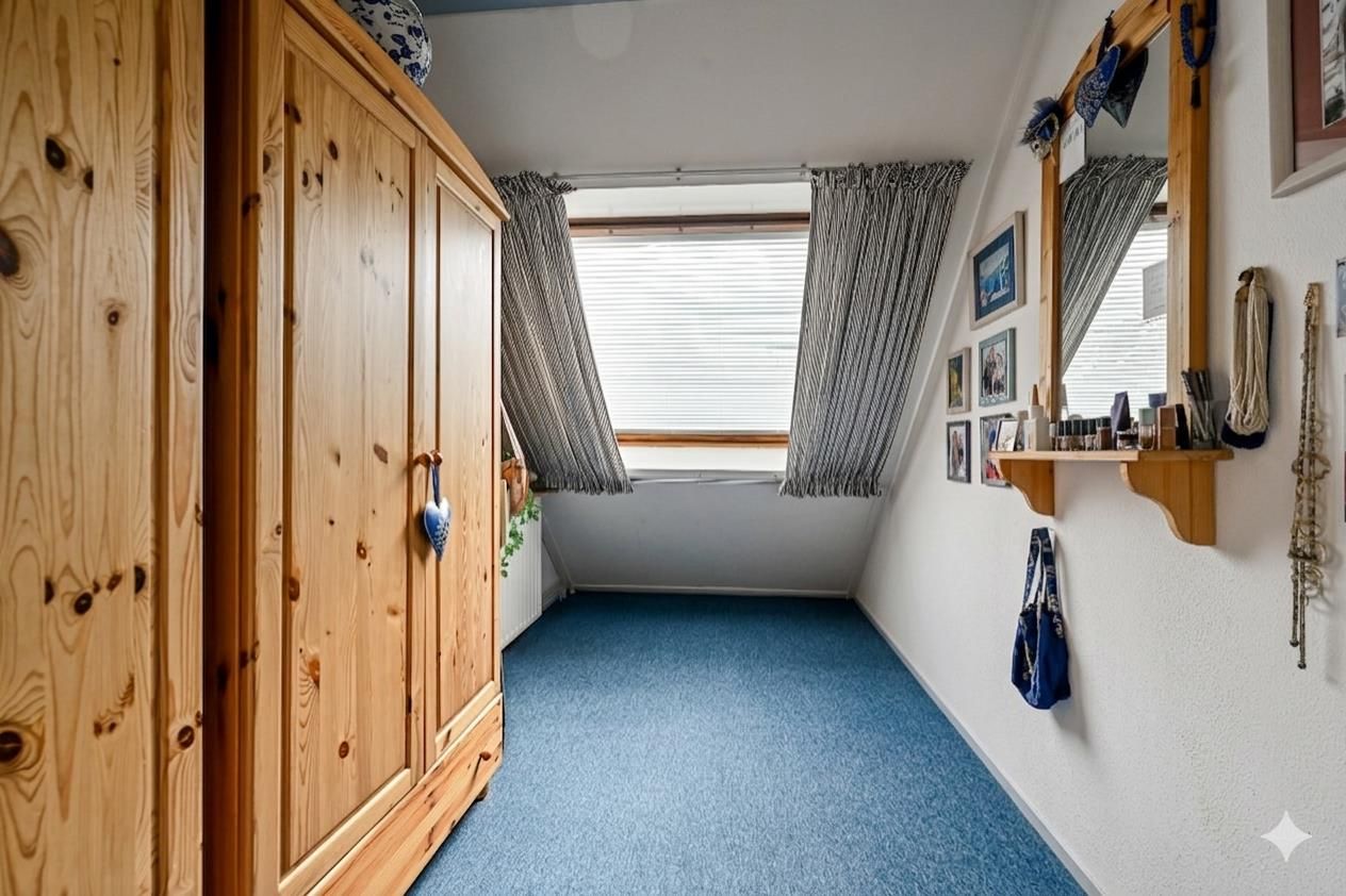 Spacious family home with 4 bedrooms and sunny south facing garden in Rhoon — 27