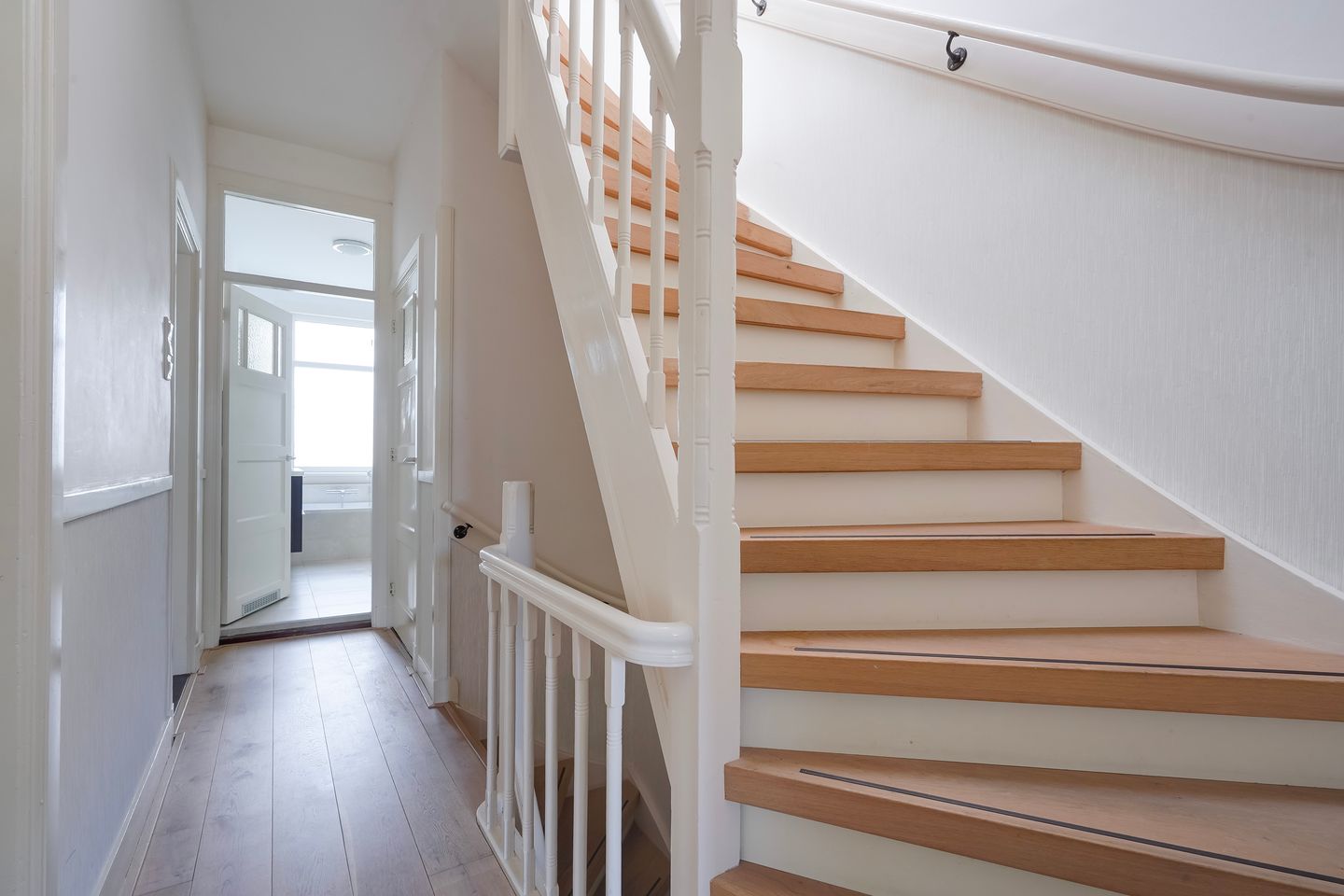 Well-maintained 9-room townhouse with authentic features and garage in Bloemenbuurt — 34