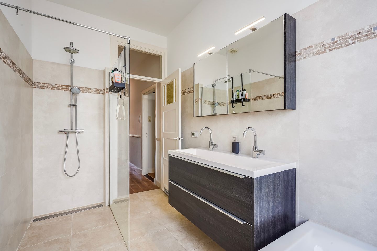 Well-maintained 9-room townhouse with authentic features and garage in Bloemenbuurt — 44