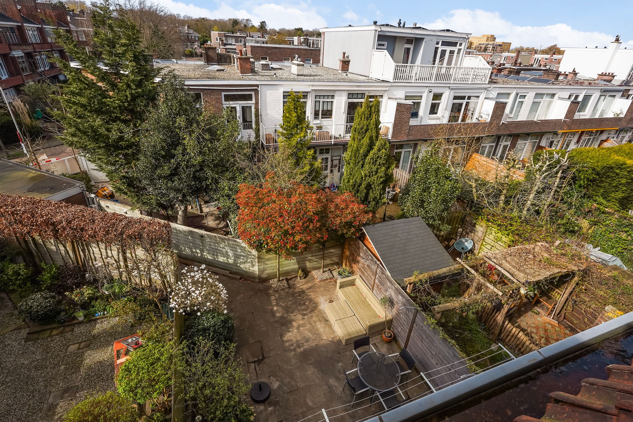 Well-maintained 9-room townhouse with authentic features and garage in Bloemenbuurt — 48
