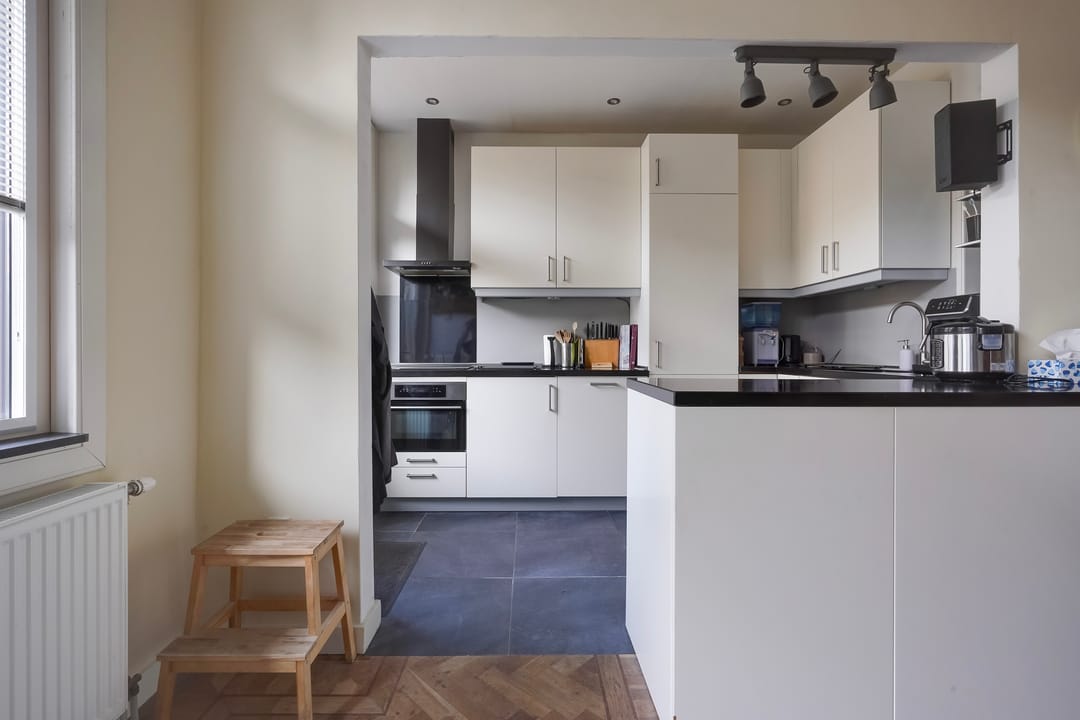 Well-maintained 9-room townhouse with authentic features and garage in Bloemenbuurt — 16