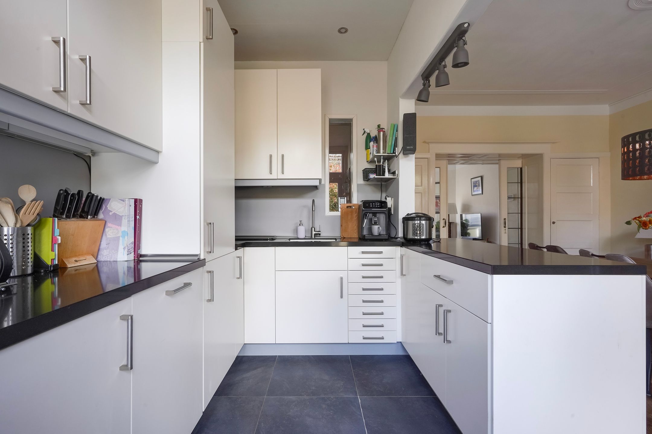 Well-maintained 9-room townhouse with authentic features and garage in Bloemenbuurt — 18