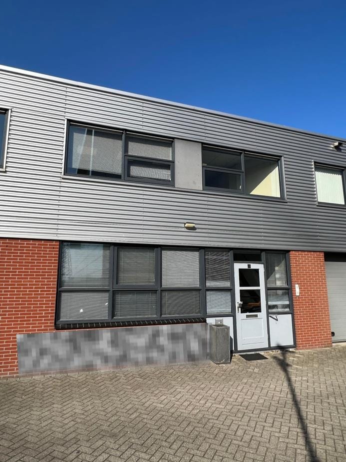 View photo 3 of Jade 228