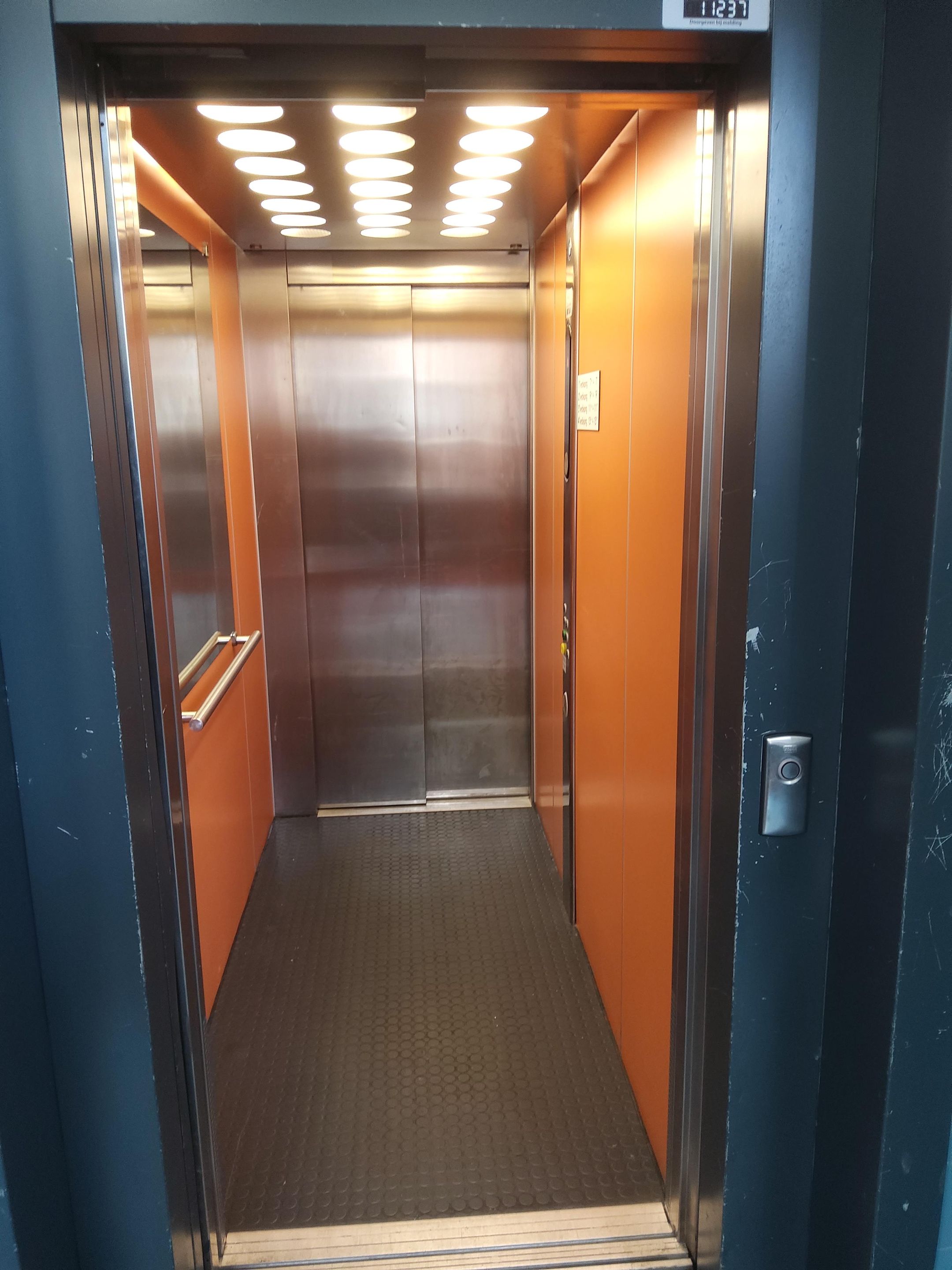 Photo 6 of Preangerstraat 11-D