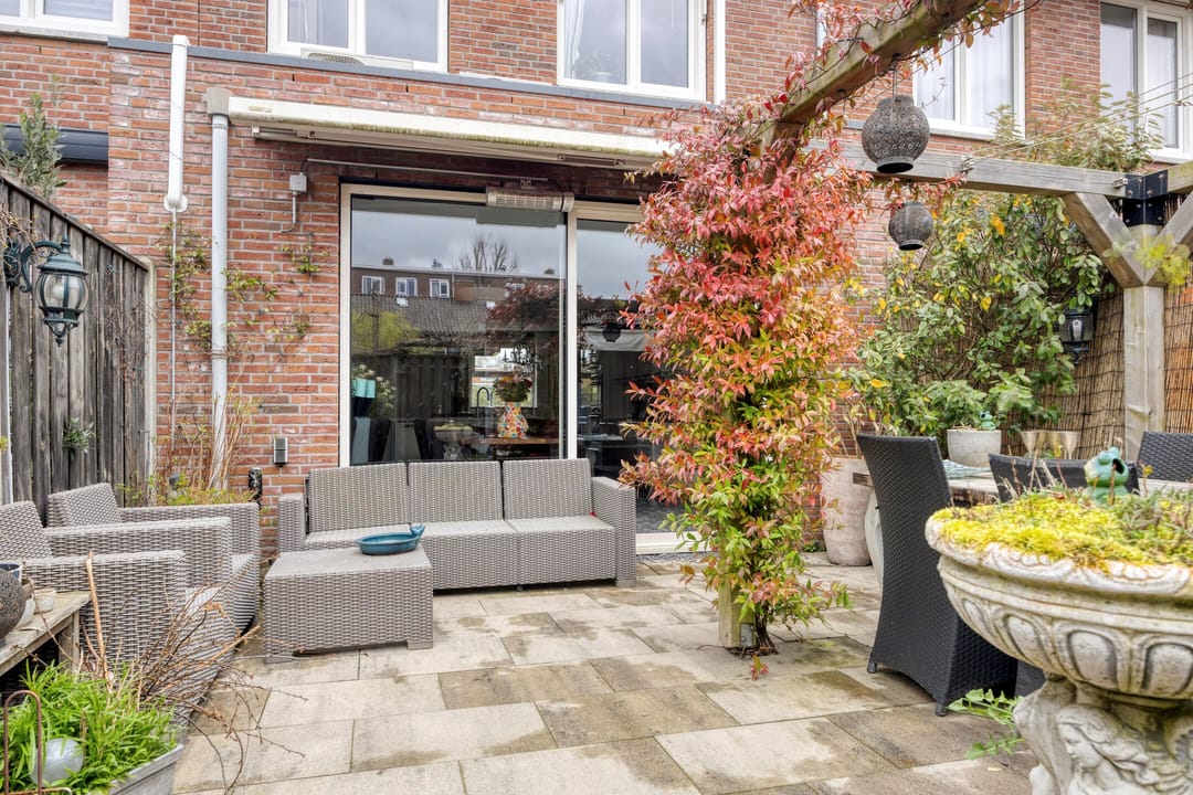 Spacious terraced home with sunny southwest garden in quiet Leiden neighborhood — 16