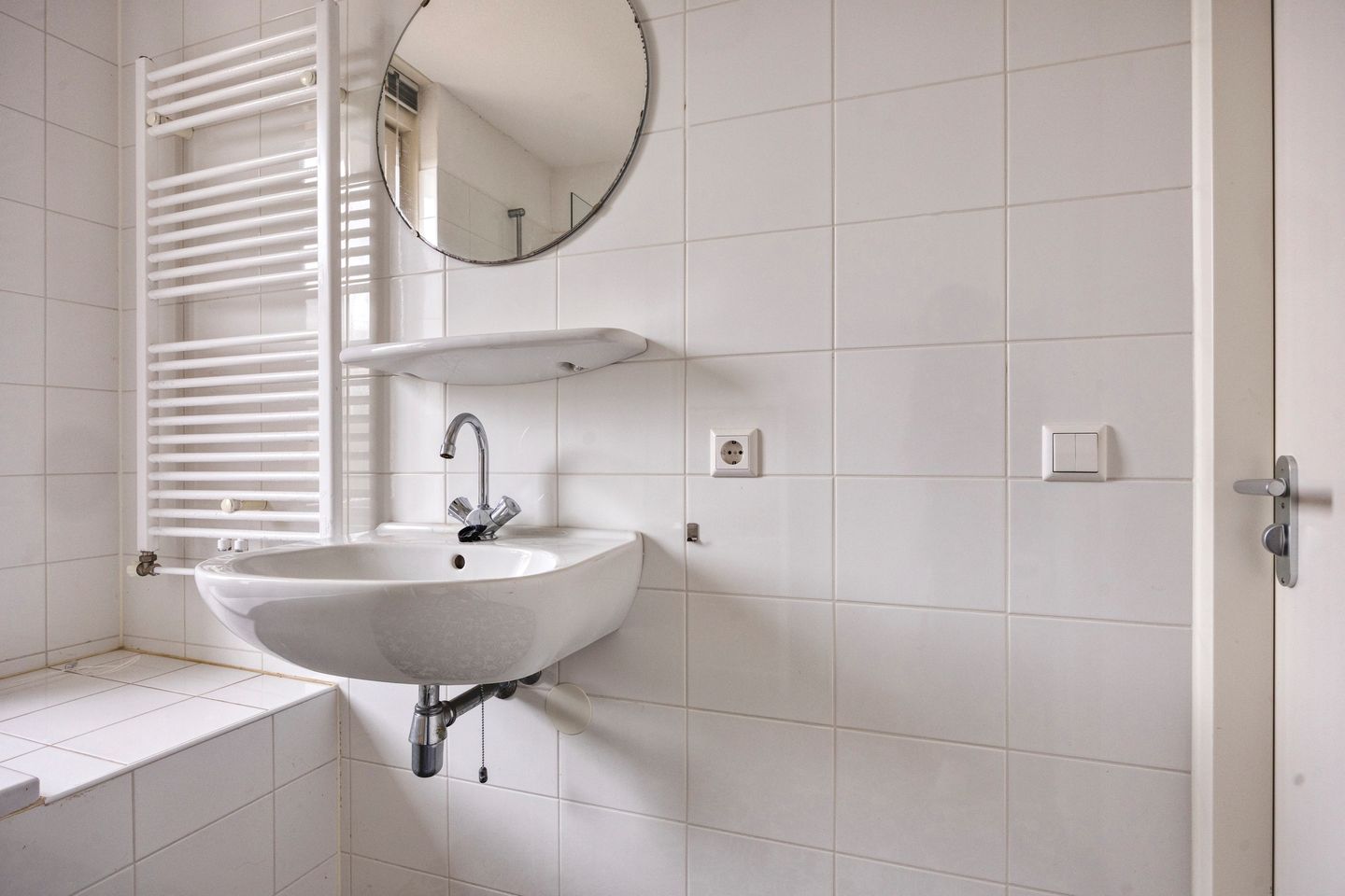 Spacious terraced home with sunny southwest garden in quiet Leiden neighborhood — 25