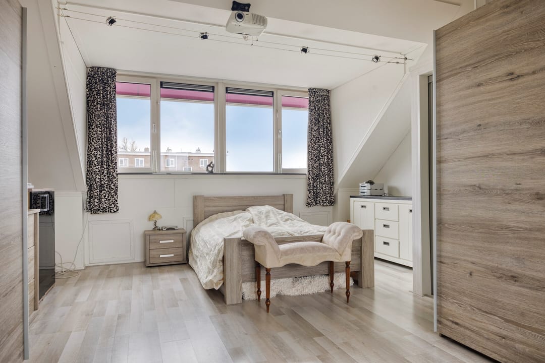 Spacious terraced home with sunny southwest garden in quiet Leiden neighborhood — 31