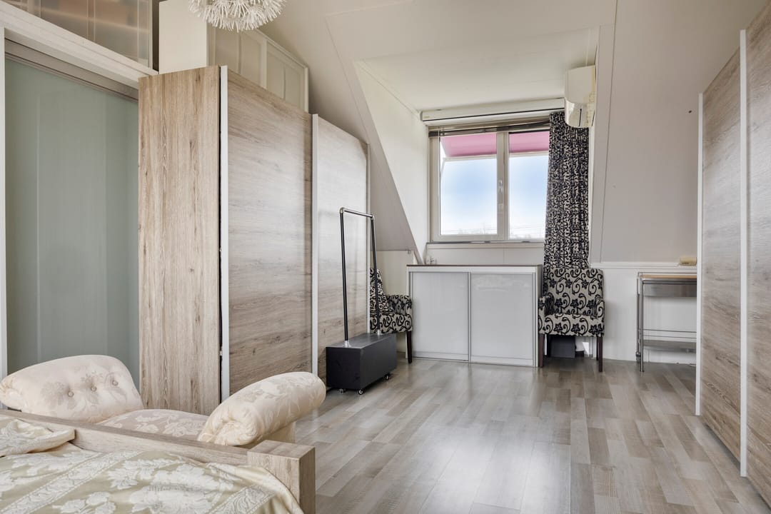 Spacious terraced home with sunny southwest garden in quiet Leiden neighborhood — 32