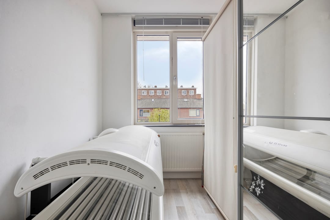 Spacious terraced home with sunny southwest garden in quiet Leiden neighborhood — 28