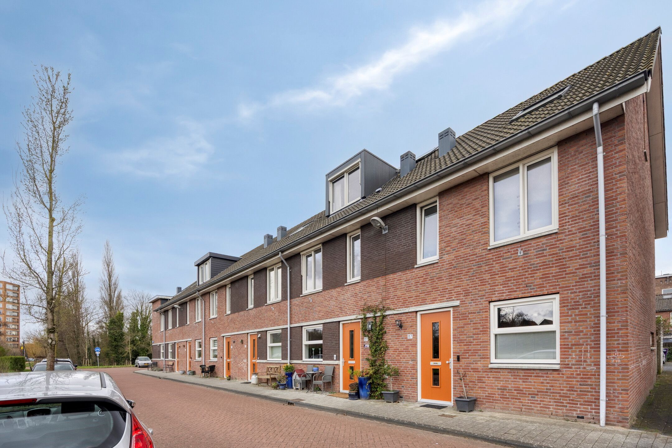 Spacious terraced home with sunny southwest garden in quiet Leiden neighborhood — 33