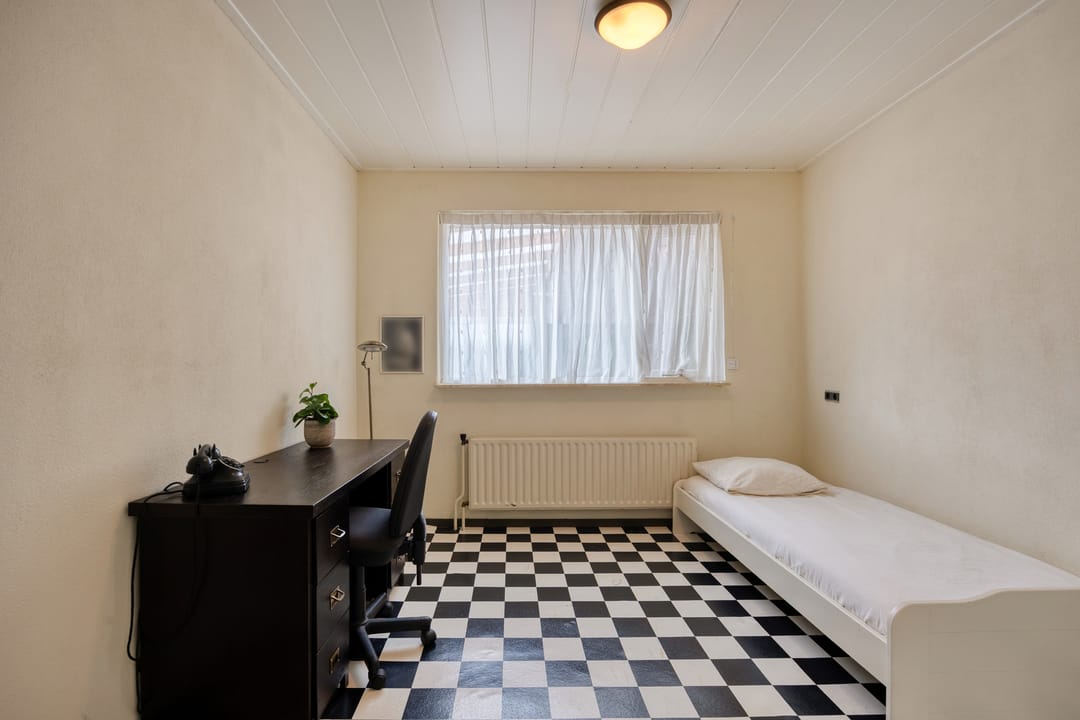 Spacious Freestanding Semi-Bungalow with 5 Bedrooms and Large Garden in Made — 21