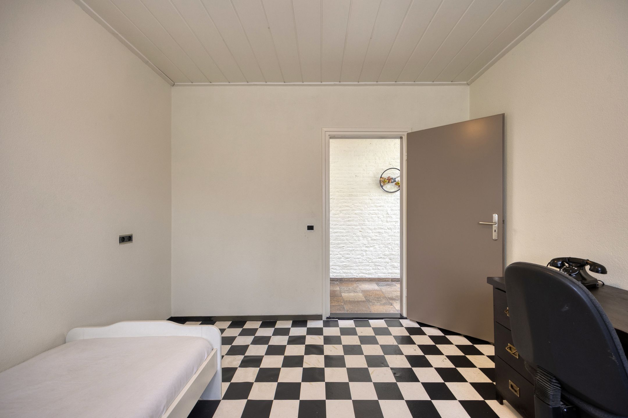 Spacious Freestanding Semi-Bungalow with 5 Bedrooms and Large Garden in Made — 22