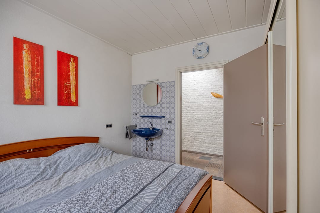 Spacious Freestanding Semi-Bungalow with 5 Bedrooms and Large Garden in Made — 24