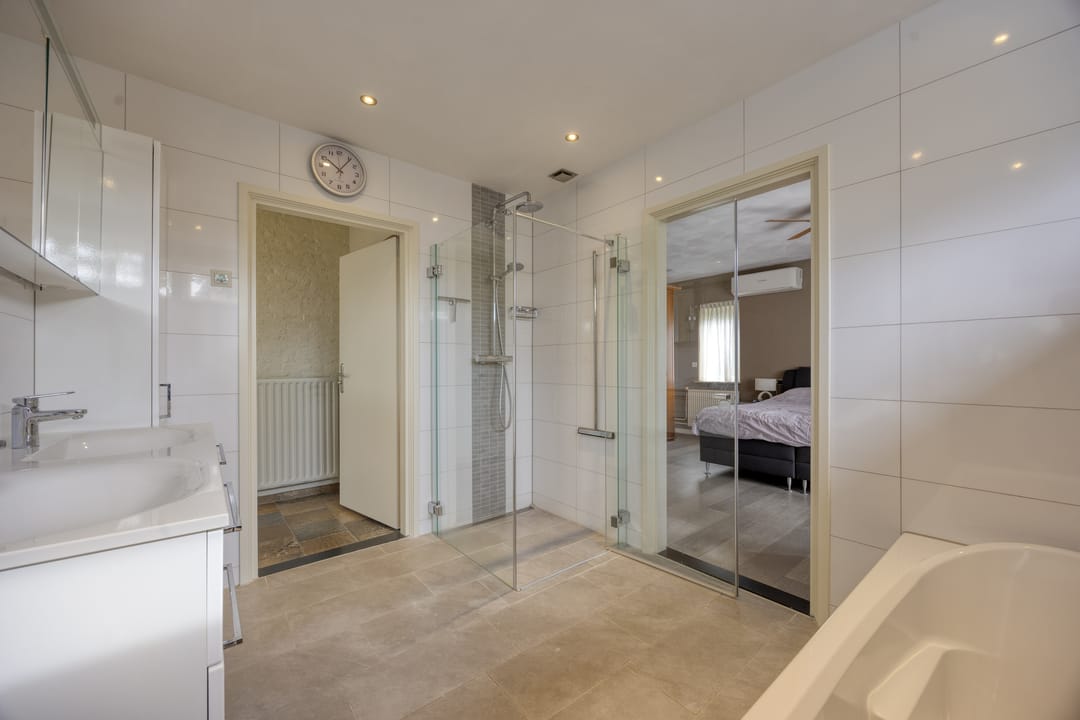 Spacious Freestanding Semi-Bungalow with 5 Bedrooms and Large Garden in Made — 26