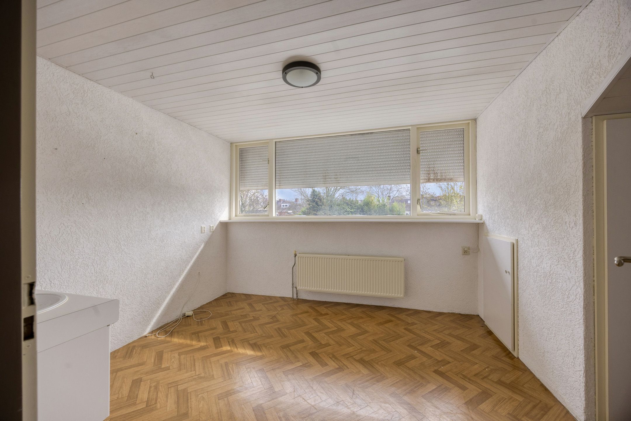 Spacious Freestanding Semi-Bungalow with 5 Bedrooms and Large Garden in Made — 34