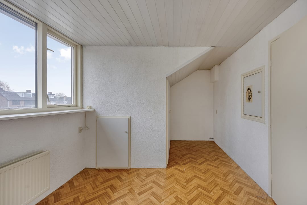 Spacious Freestanding Semi-Bungalow with 5 Bedrooms and Large Garden in Made — 36