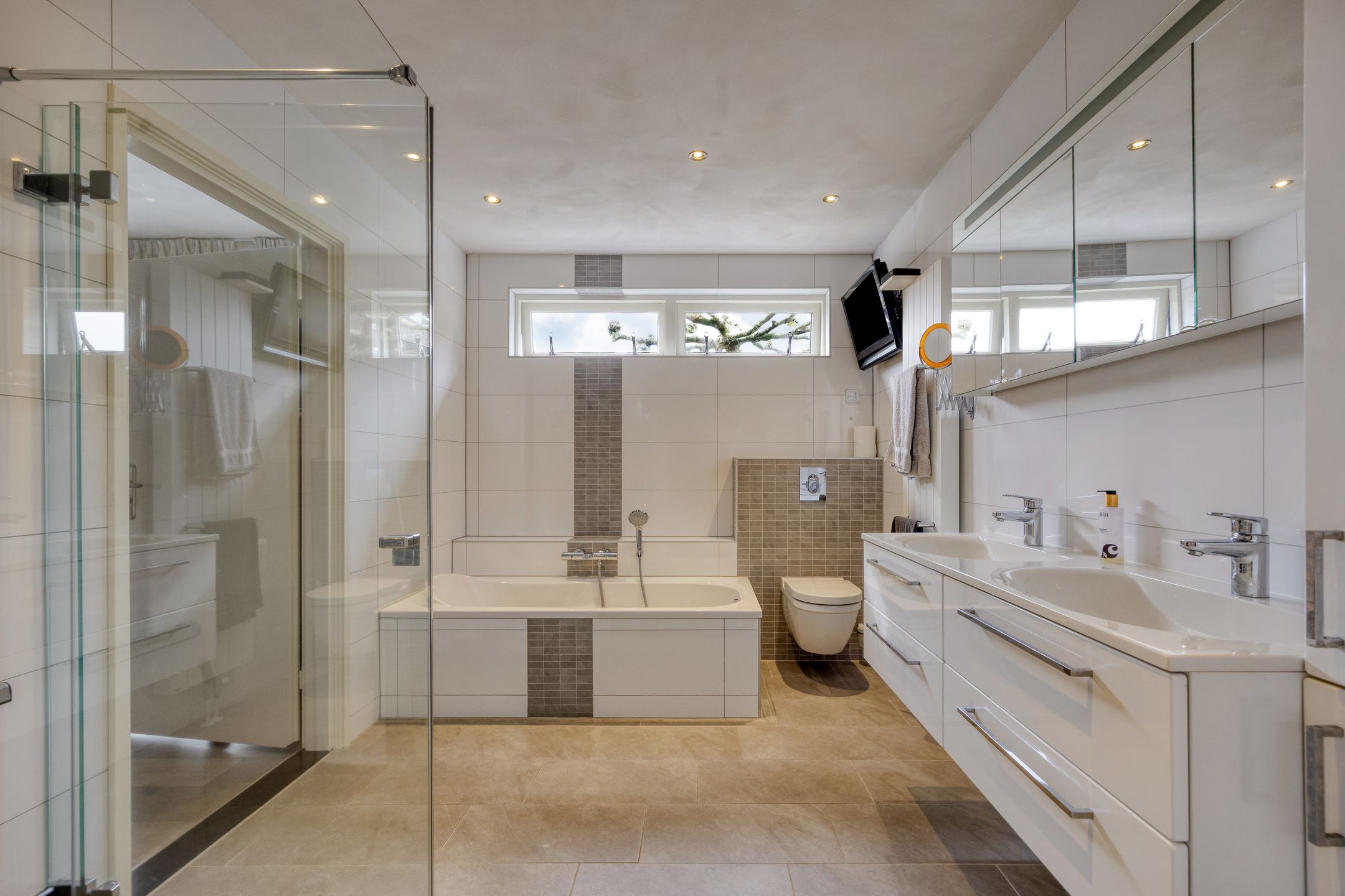 Spacious Freestanding Semi-Bungalow with 5 Bedrooms and Large Garden in Made — 25