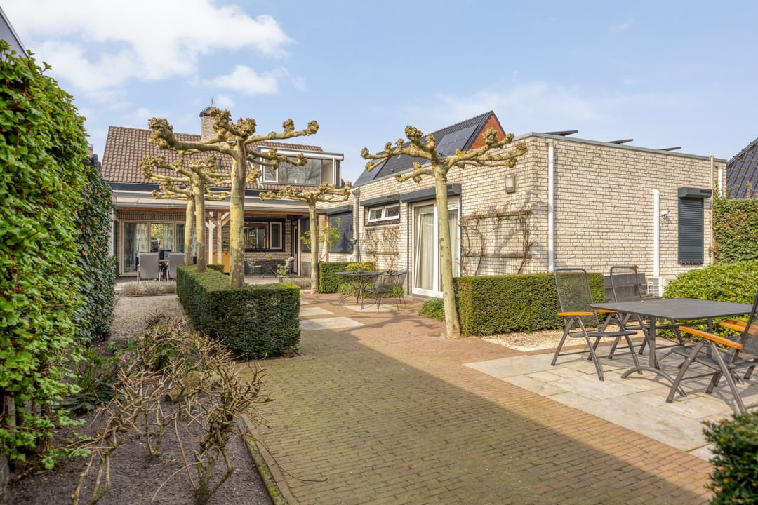 Spacious Freestanding Semi-Bungalow with 5 Bedrooms and Large Garden in Made — 40