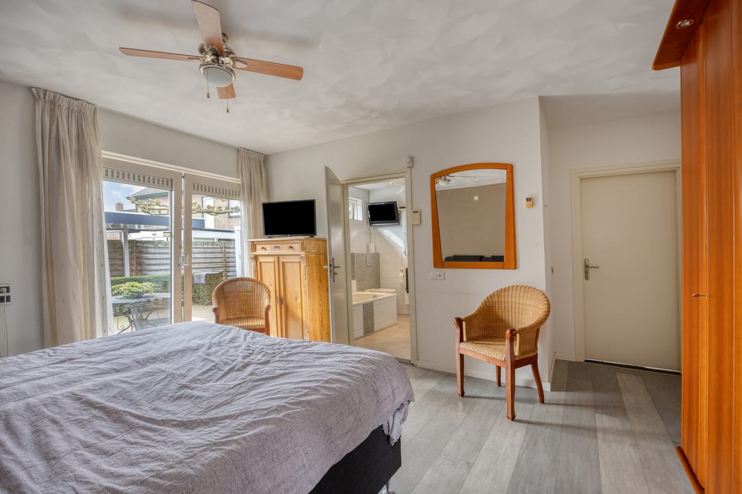 Spacious Freestanding Semi-Bungalow with 5 Bedrooms and Large Garden in Made — 30