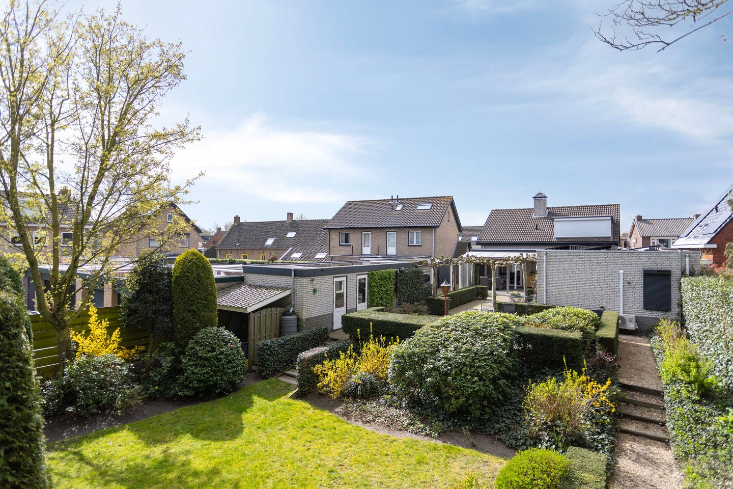 Spacious Freestanding Semi-Bungalow with 5 Bedrooms and Large Garden in Made — 38