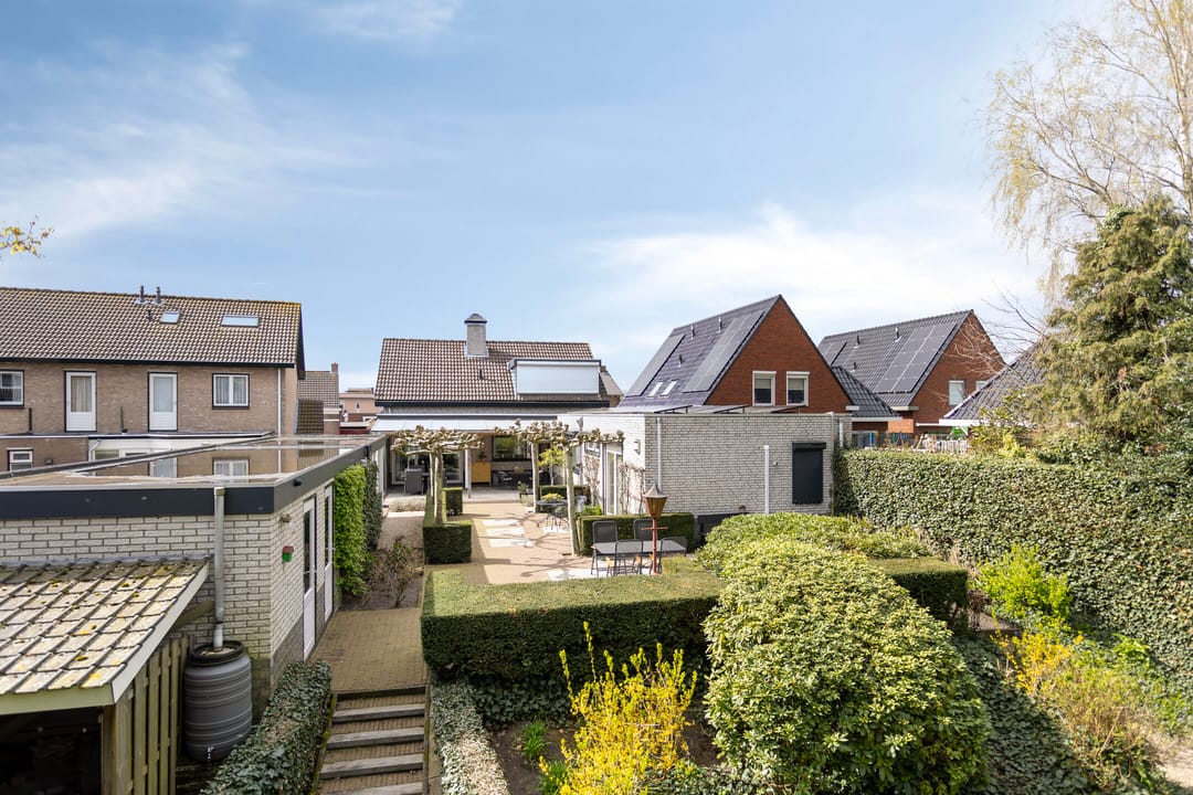 Spacious Freestanding Semi-Bungalow with 5 Bedrooms and Large Garden in Made — 39