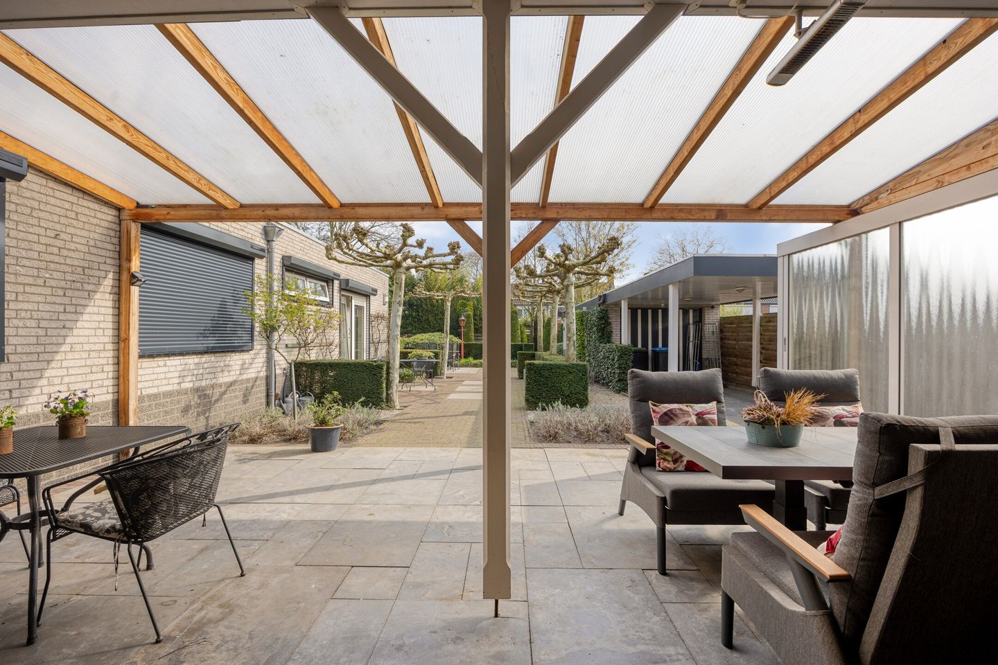 Spacious Freestanding Semi-Bungalow with 5 Bedrooms and Large Garden in Made — 41
