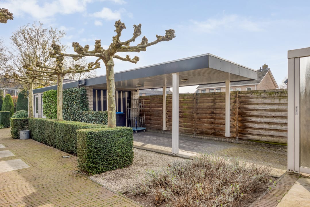 Spacious Freestanding Semi-Bungalow with 5 Bedrooms and Large Garden in Made — 43