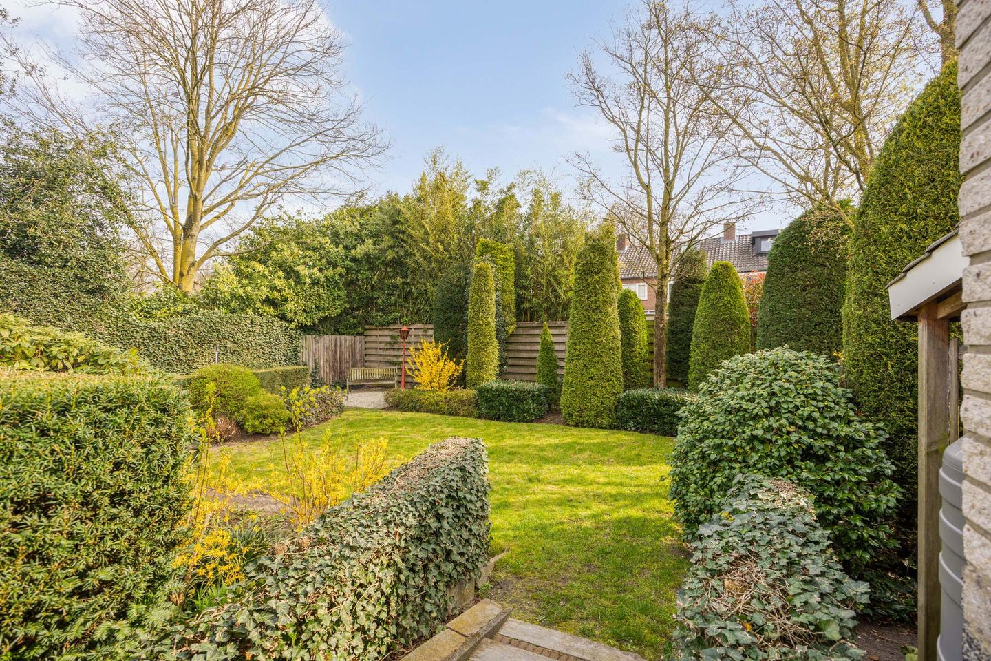 Spacious Freestanding Semi-Bungalow with 5 Bedrooms and Large Garden in Made — 46