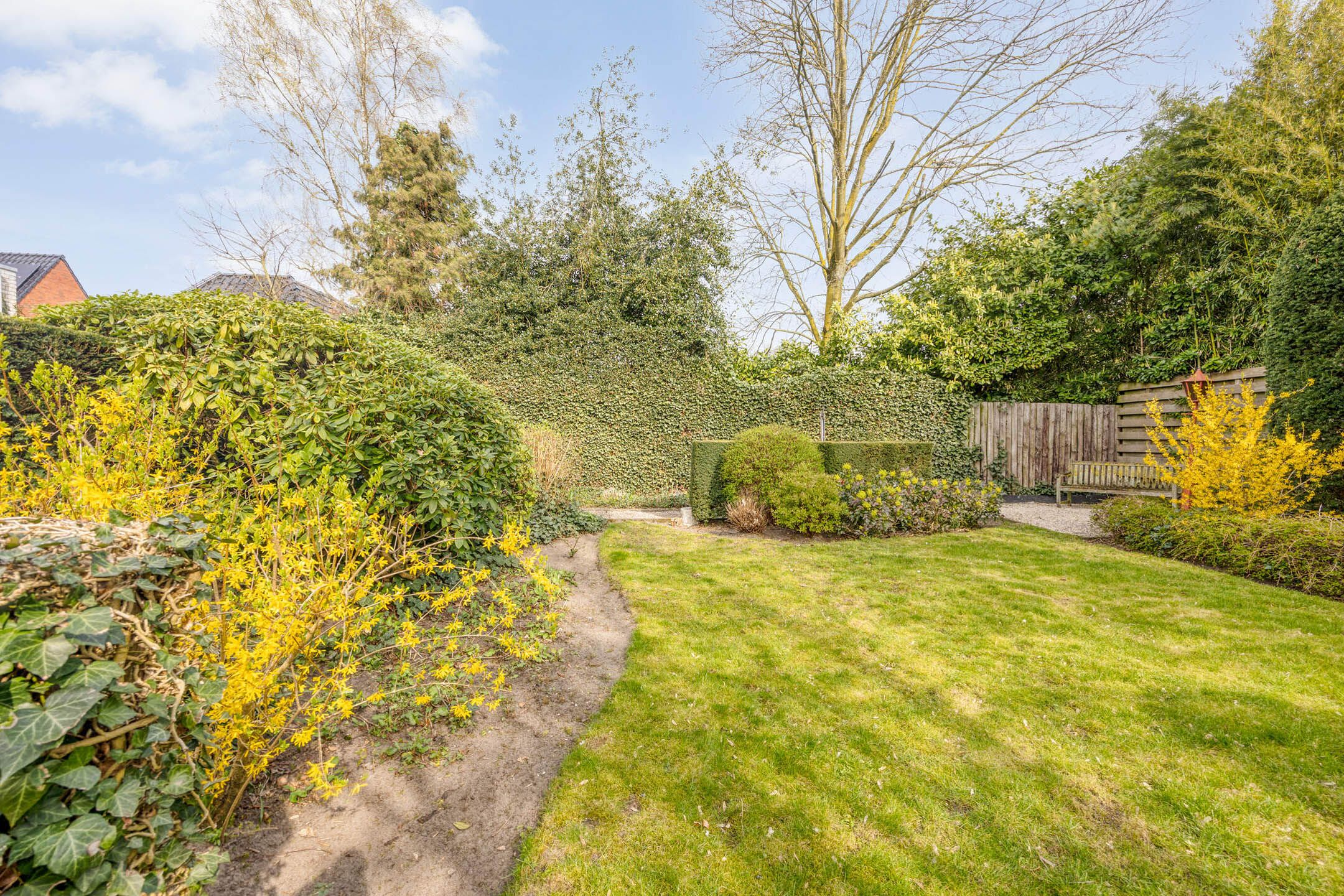 Spacious Freestanding Semi-Bungalow with 5 Bedrooms and Large Garden in Made — 48