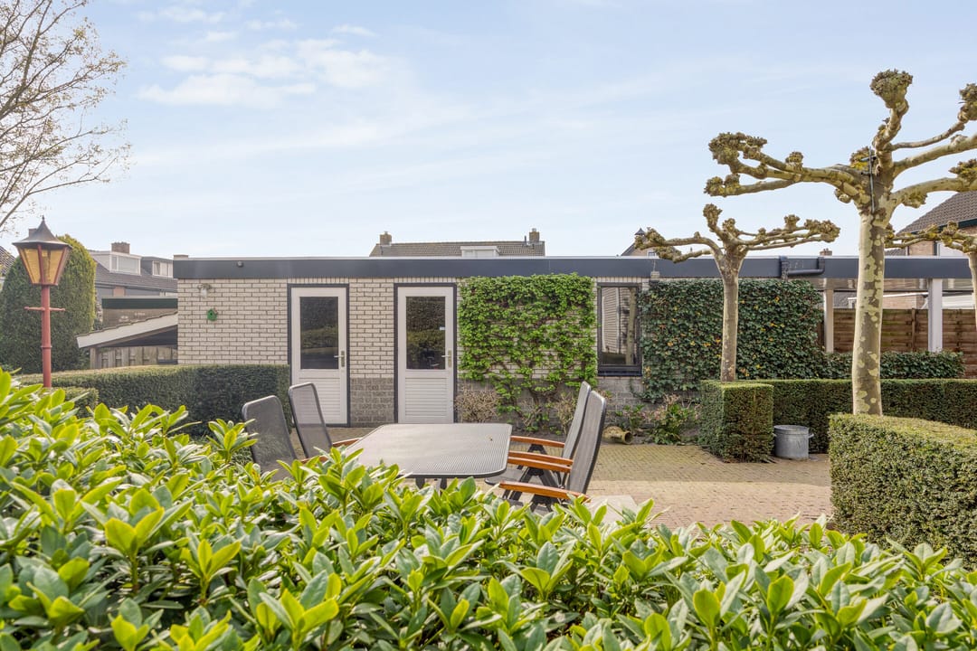 Spacious Freestanding Semi-Bungalow with 5 Bedrooms and Large Garden in Made — 50