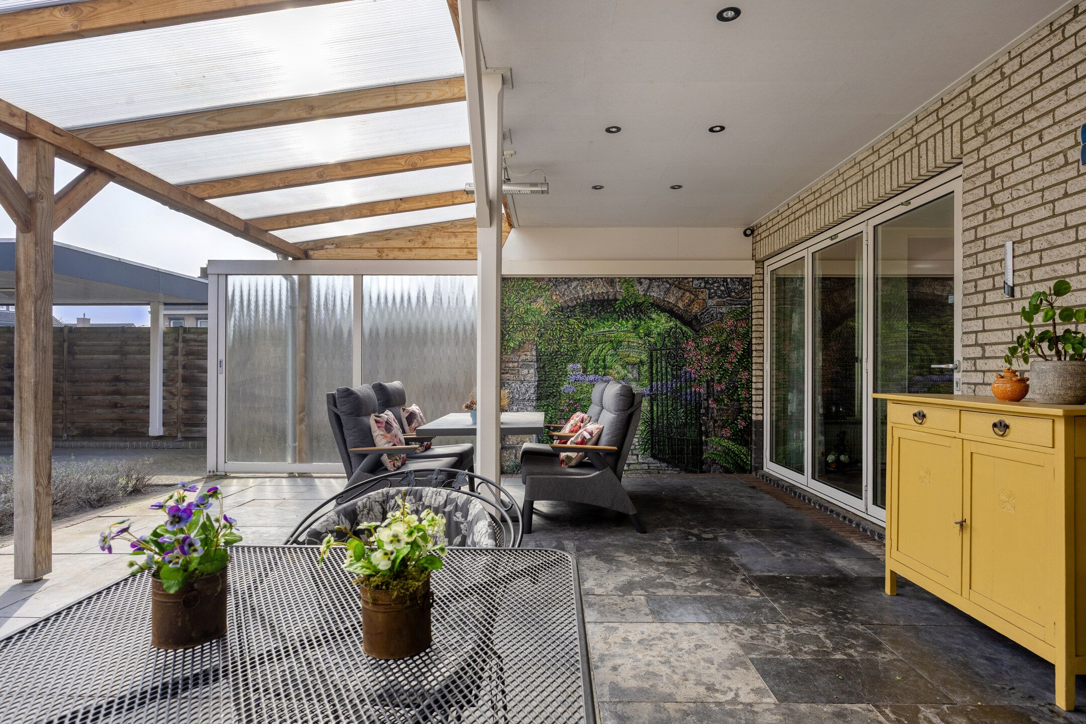 Spacious Freestanding Semi-Bungalow with 5 Bedrooms and Large Garden in Made — 51