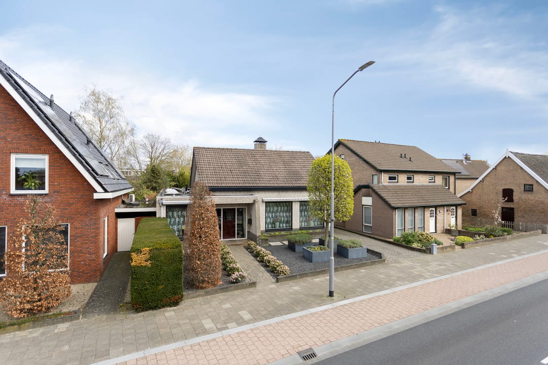 Spacious Freestanding Semi-Bungalow with 5 Bedrooms and Large Garden in Made — 53