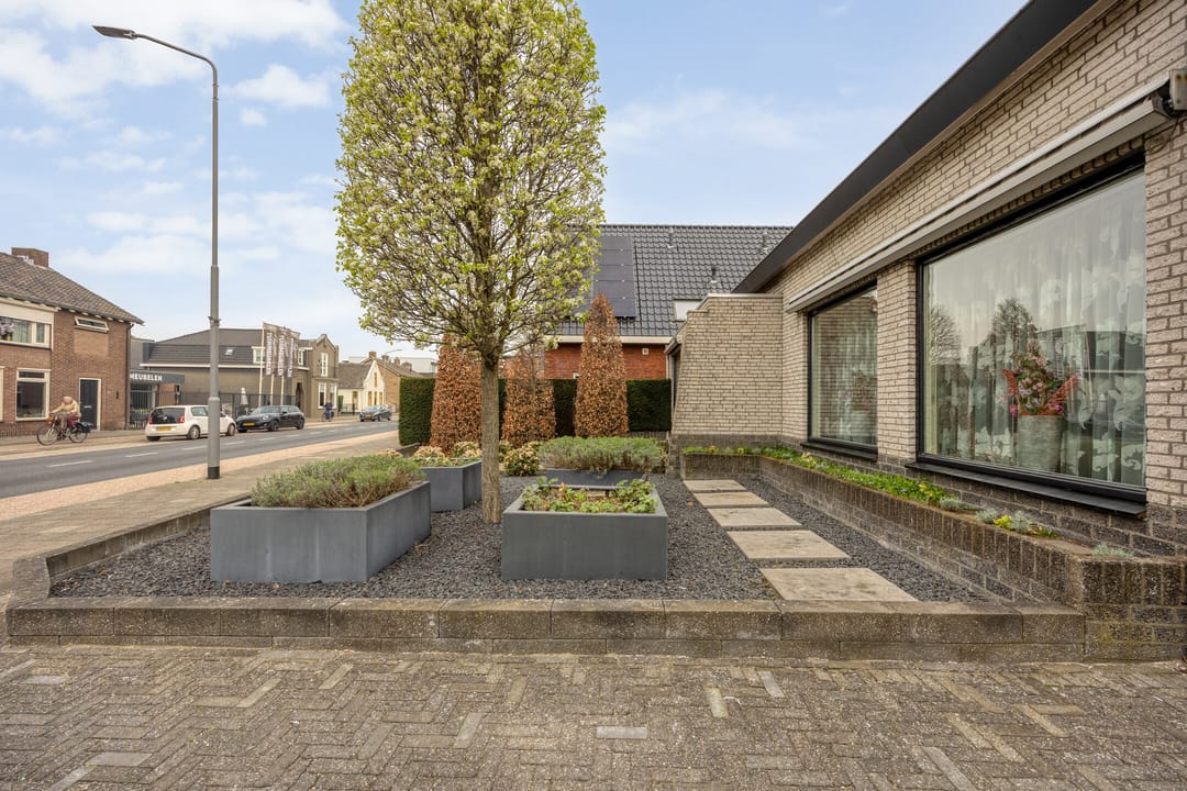 Spacious Freestanding Semi-Bungalow with 5 Bedrooms and Large Garden in Made — 55