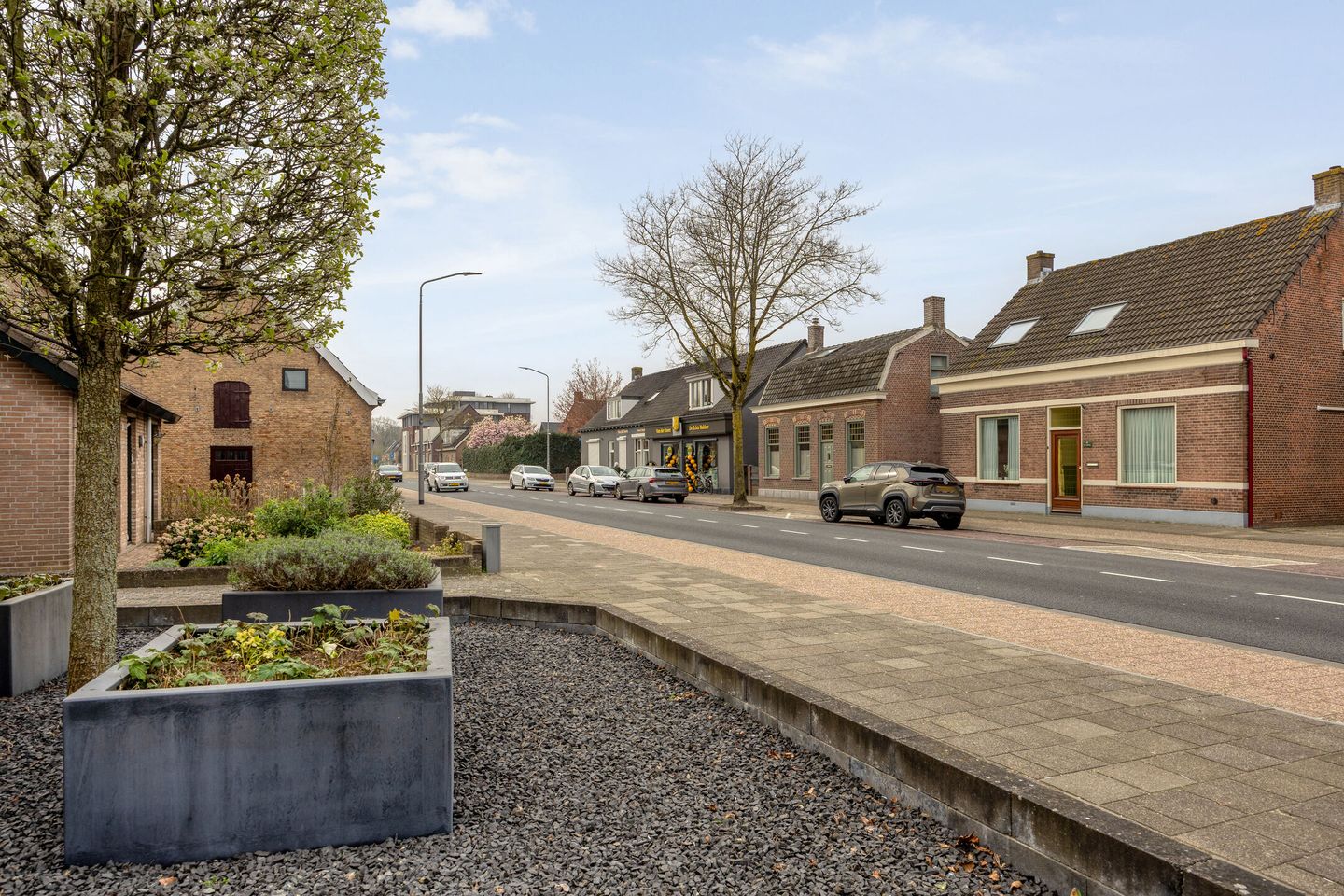 Spacious Freestanding Semi-Bungalow with 5 Bedrooms and Large Garden in Made — 56