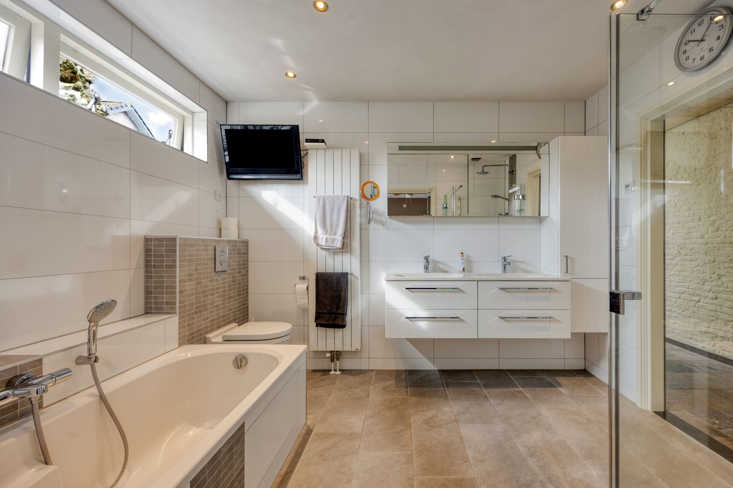 Spacious Freestanding Semi-Bungalow with 5 Bedrooms and Large Garden in Made — 27