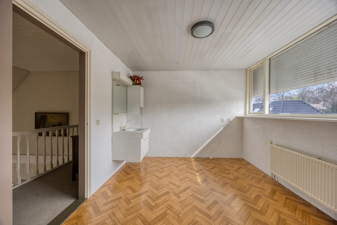 Spacious Freestanding Semi-Bungalow with 5 Bedrooms and Large Garden in Made — 35
