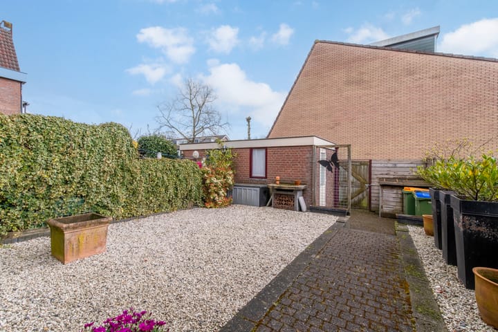 Photo 2 of Karveel 6