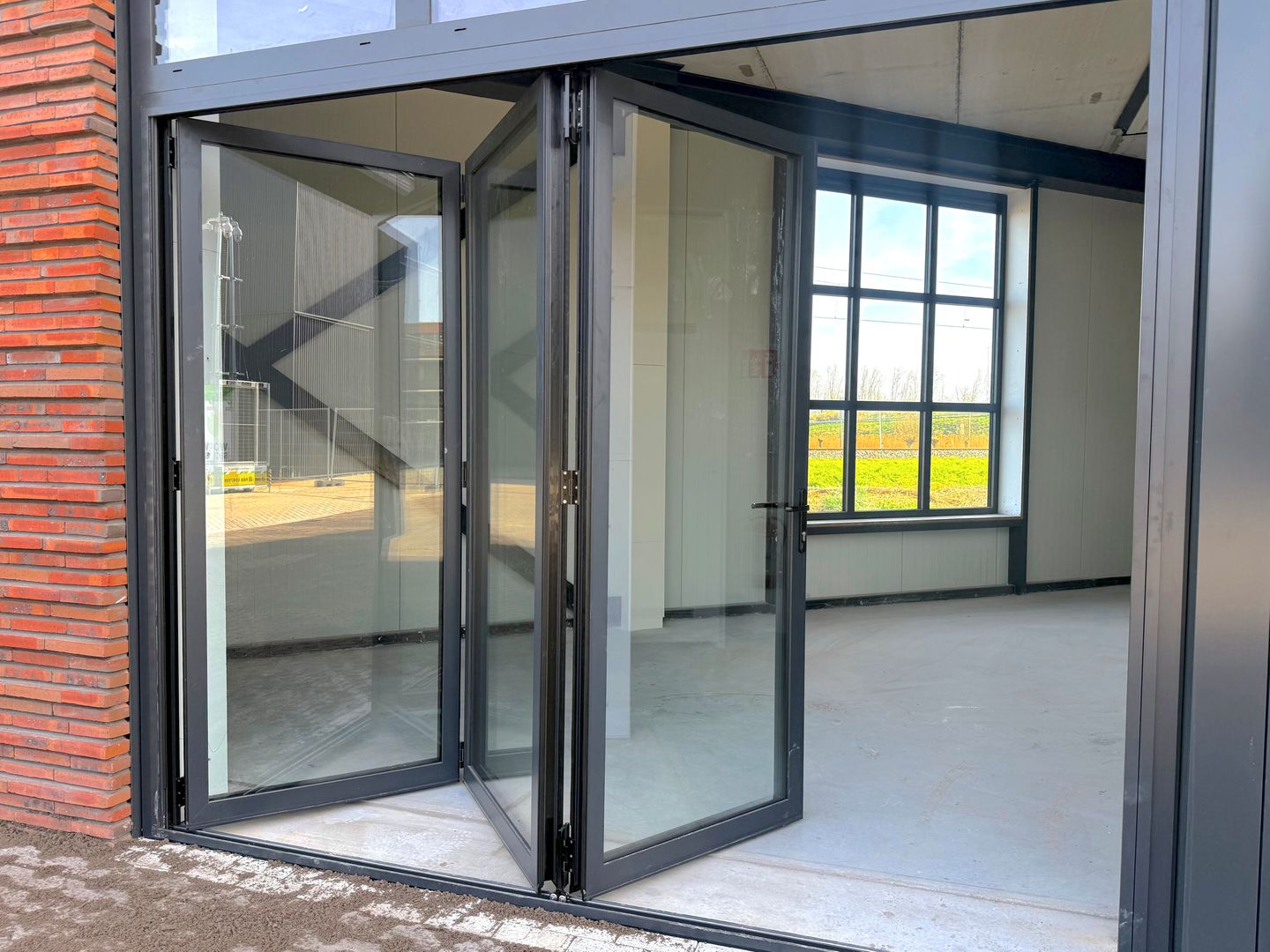 View photo 3 of Steur 63