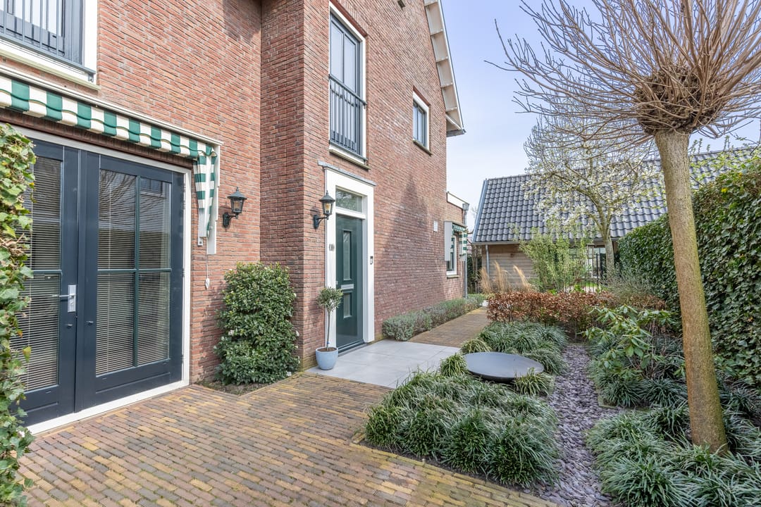 Modern Semi-Detached Villa in a Quiet, Child-Friendly Neighborhood — 52