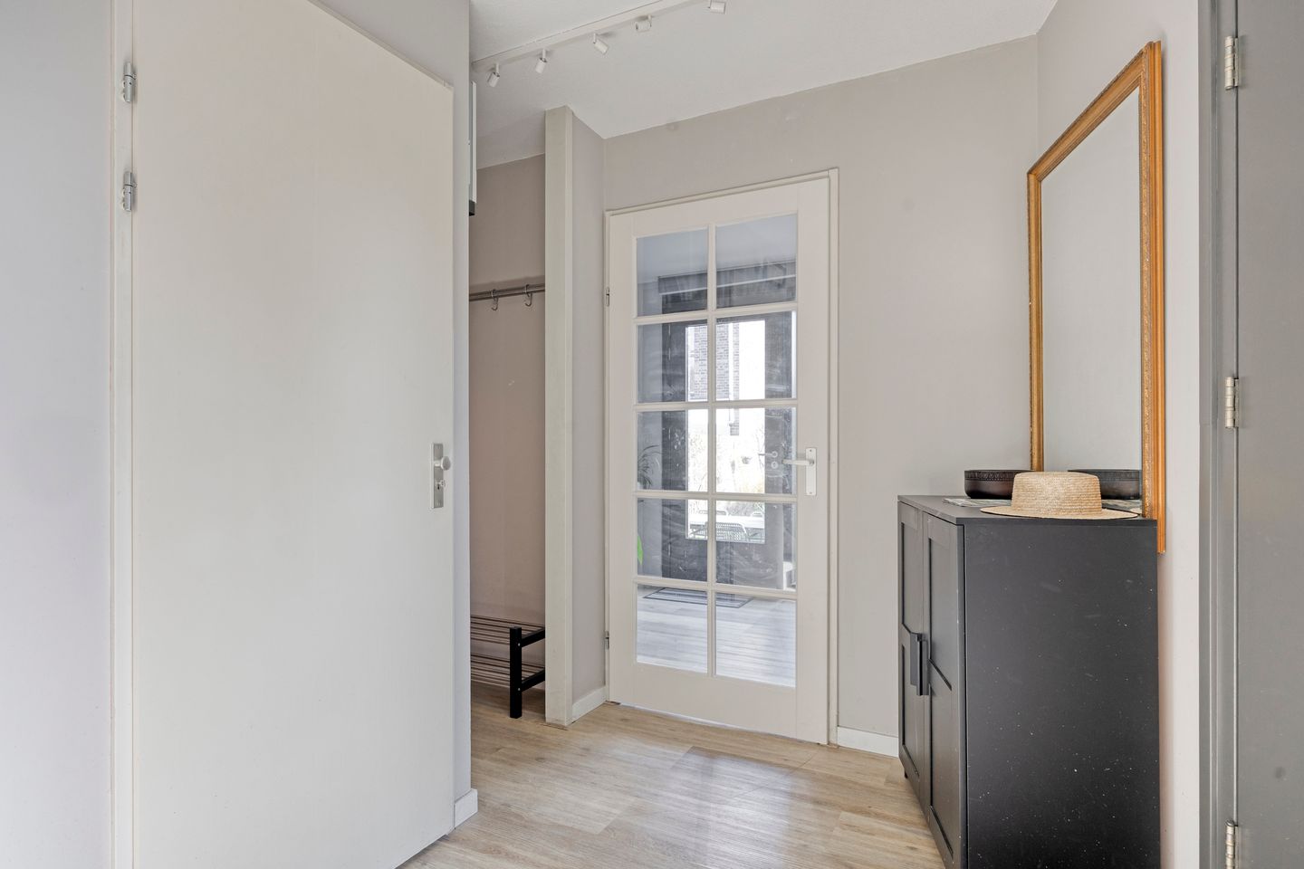 Spacious Detached Villa with Six Bedrooms and Dual Living Potential in Ypenburg — 29