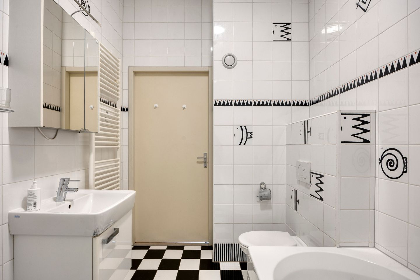 Spacious Detached Villa with Six Bedrooms and Dual Living Potential in Ypenburg — 25
