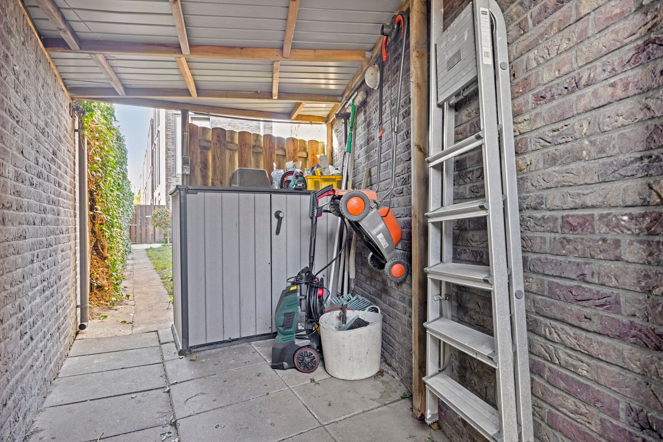 Spacious Detached Villa with Six Bedrooms and Dual Living Potential in Ypenburg — 42