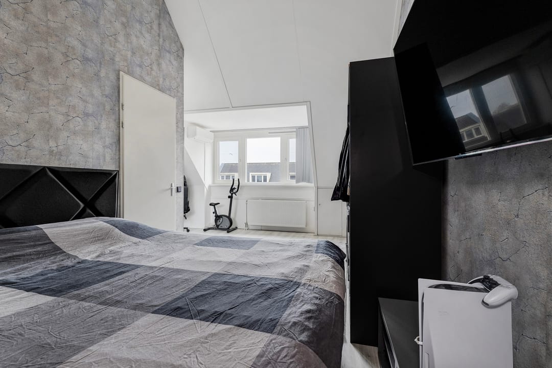 Modern family home in a quiet location in Pendrecht — 43