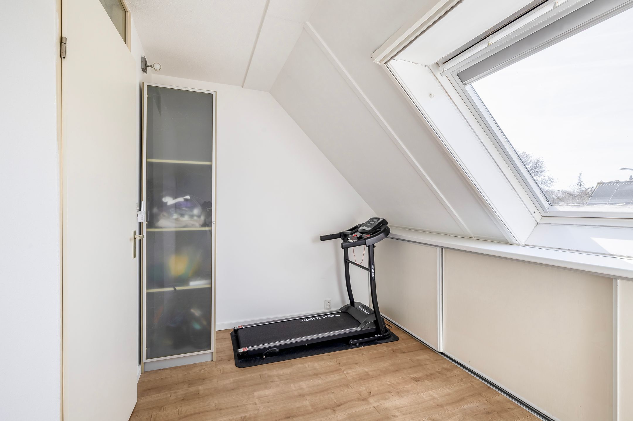 Energy-efficient family home with 5 bedrooms, solar panels and private parking — 29