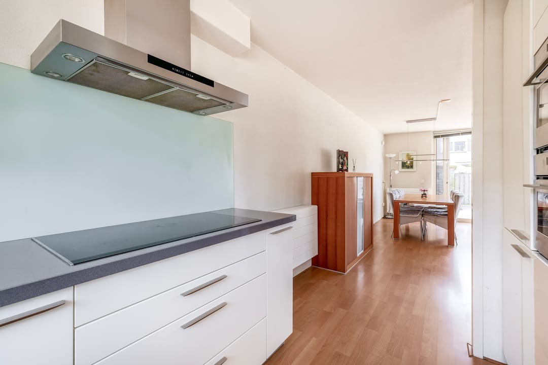Energy-efficient family home with 5 bedrooms, solar panels and private parking — 12