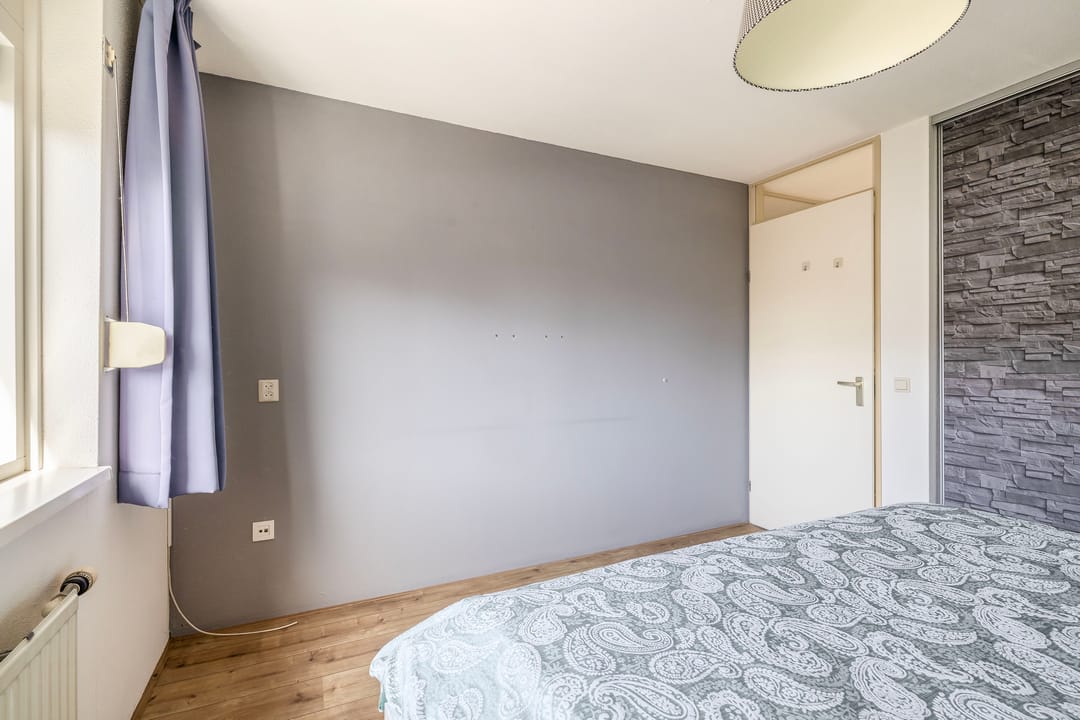 Energy-efficient family home with 5 bedrooms, solar panels and private parking — 15