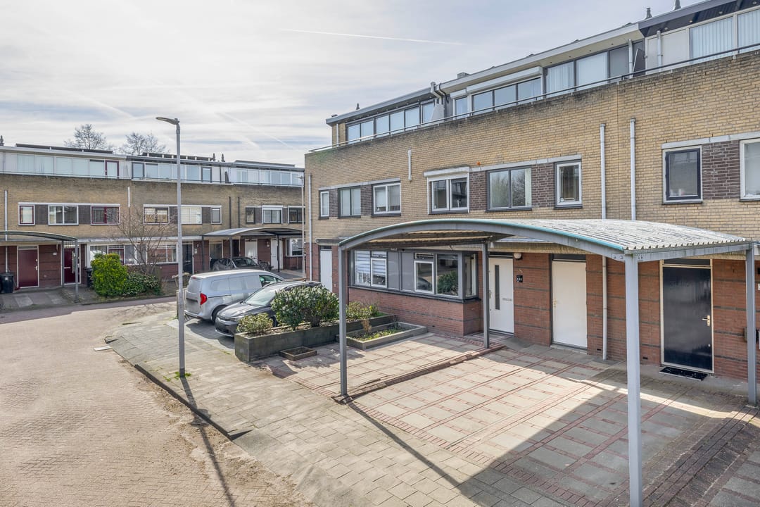 Energy-efficient family home with 5 bedrooms, solar panels and private parking — 44